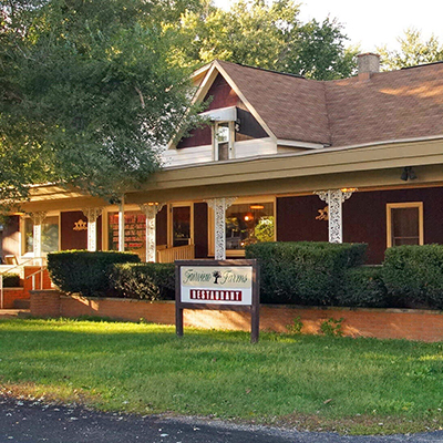 Fairview Farms restaurant is conveniently located near General Wayne A Downing Peoria International Airport